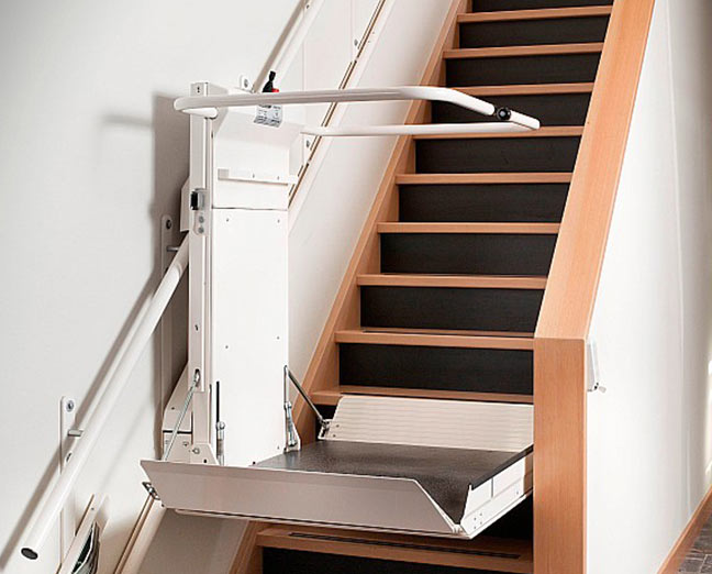 Plateforme d'accès avec escalier tournant