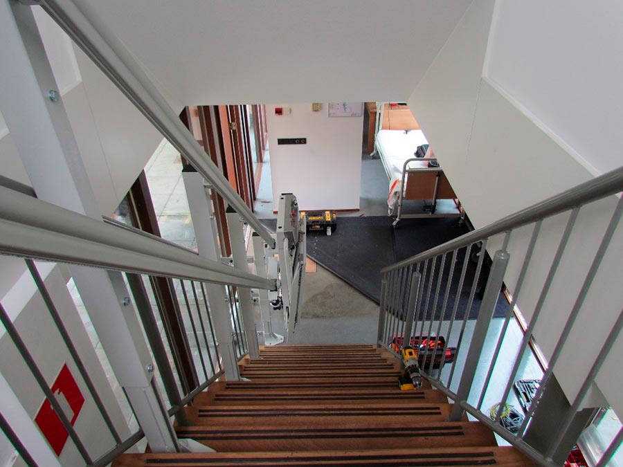 un monte-escalier plateforme occupe si peu d'espace