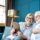 Un couple de personnes âgées se prépare à la retraite